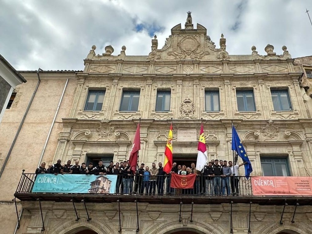 El Ayuntamiento festeja con el Cuenca su histórica temporada