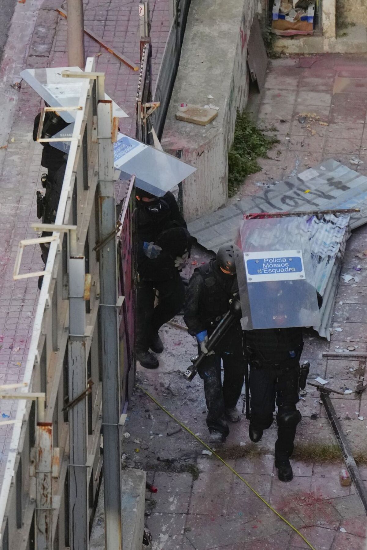 Mossos acceden al interior de El Kubo y al patio de la Ruïna ante la resistencia de ocupas  / ENRIC FONTCUBERTA