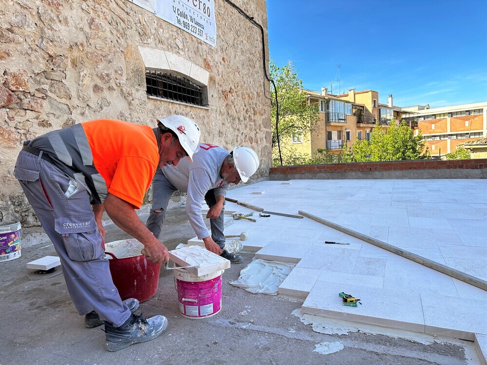 Trabajos de pavimentación con piedra caliza del atrio del edificio del Almudí.