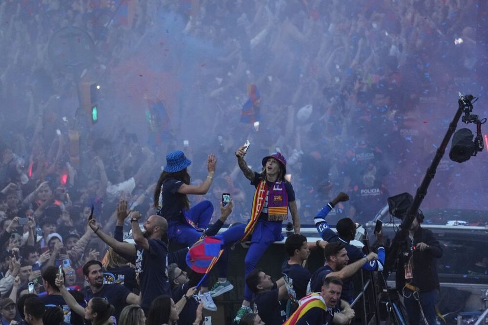 El Barça celebra LaLiga  junto al Femenino, con una rúa  / ALEJANDRO GARCIA