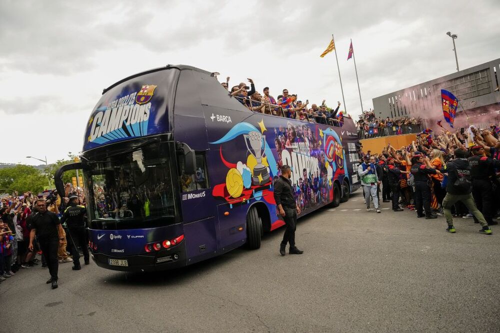 El Barça celebra LaLiga  junto al Femenino, con una rúa  / ENRIC FONTCUBERTA
