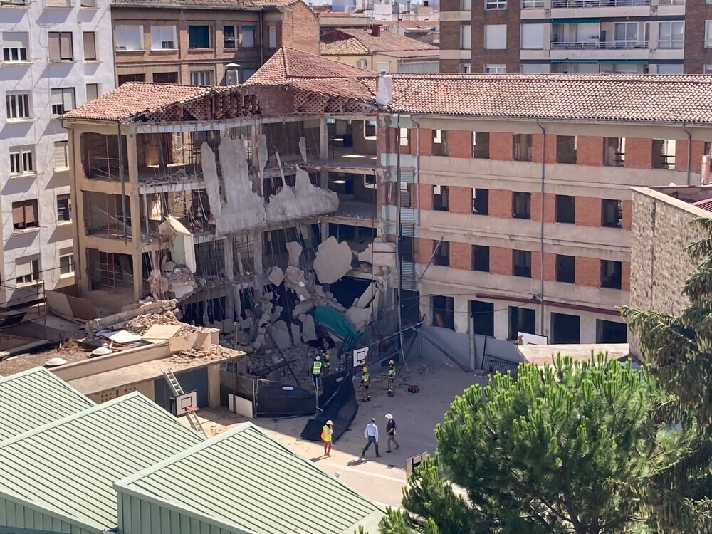 El derrumbe de un colegio en Logroño atrapa a un trabajador