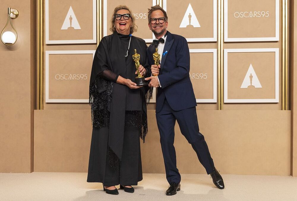  Ernestine Hipper and Christian M. Goldbeck posan con su premios Oscar a Mejor Diseño de Producción por el filme 