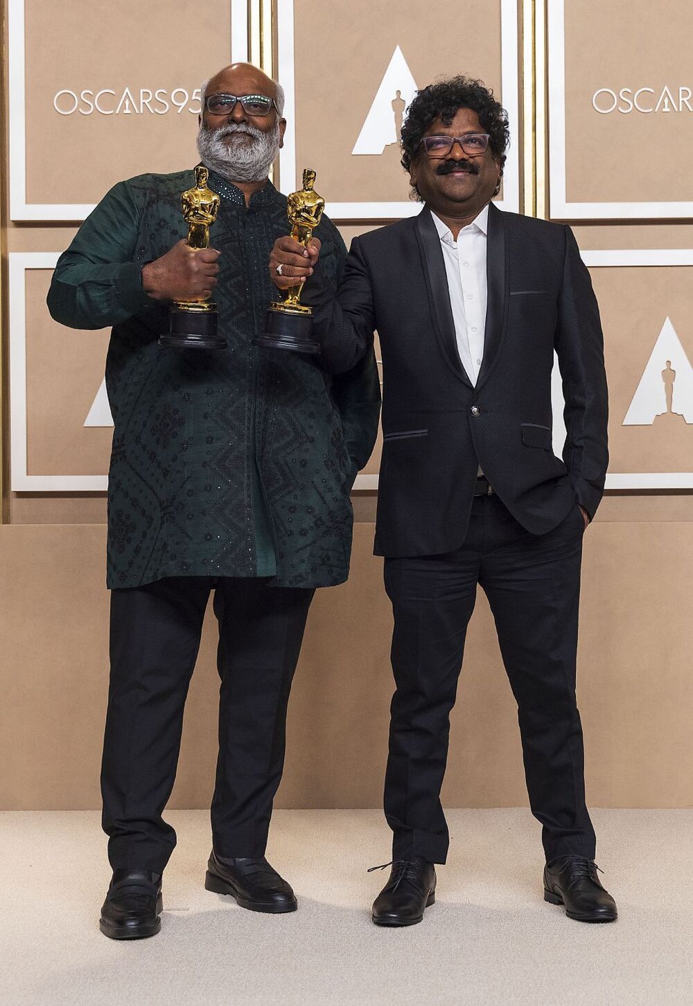 M. M. Keeravani y Chandrabose posan con sus premios óscar a Mejor Canción Original 