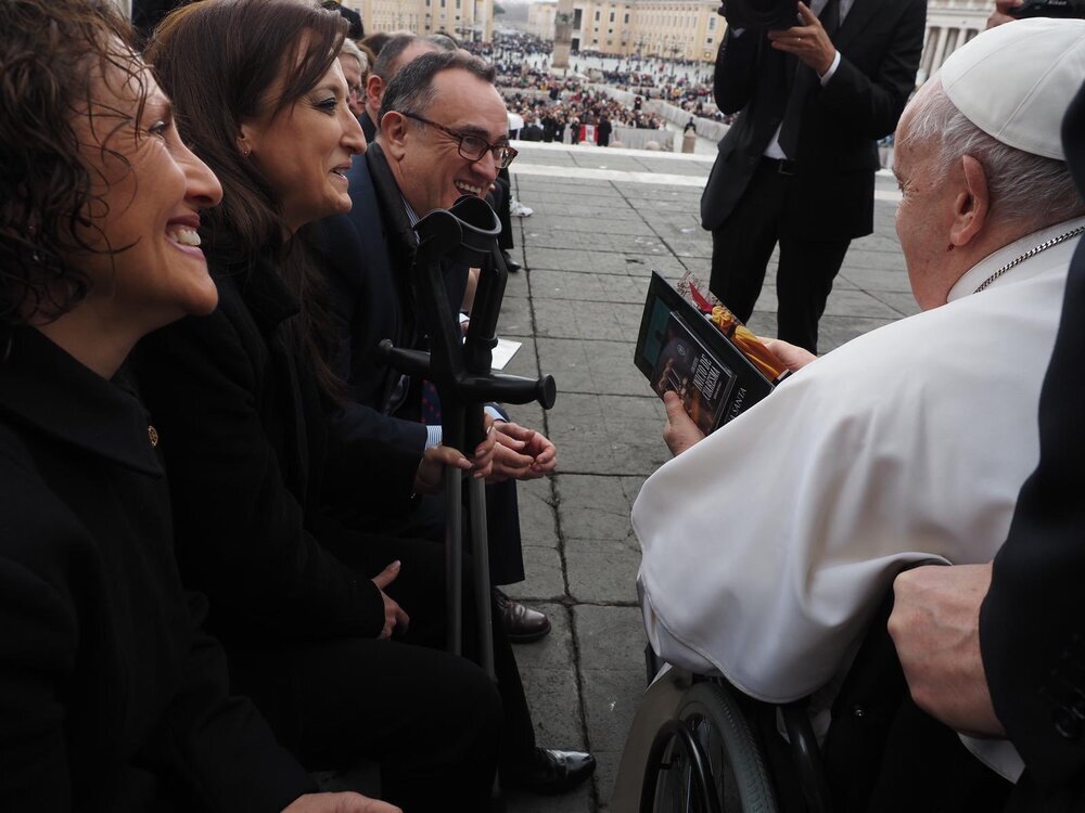 El Papa Francisco recibe la medalla de plata de la JdC