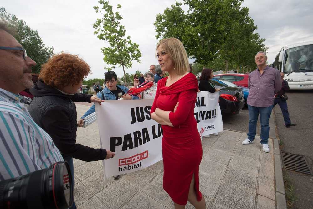 La candidata de Cs a la Presidencia de Castilla-La Mancha, Carmen Picazo, se paró a escuchar las demandas de los colectivos que se manifestaban frente a las puertas del ente público.