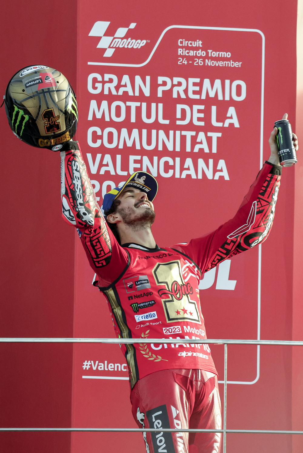 Pecco Bagnaia celebra el título de campeón del mundo de MotoGP en Valencia. 