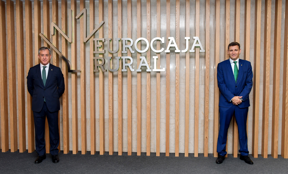 El director general de Eurocaja, Victor Manuel Martín, (izda) junto al presidente, Javier López.