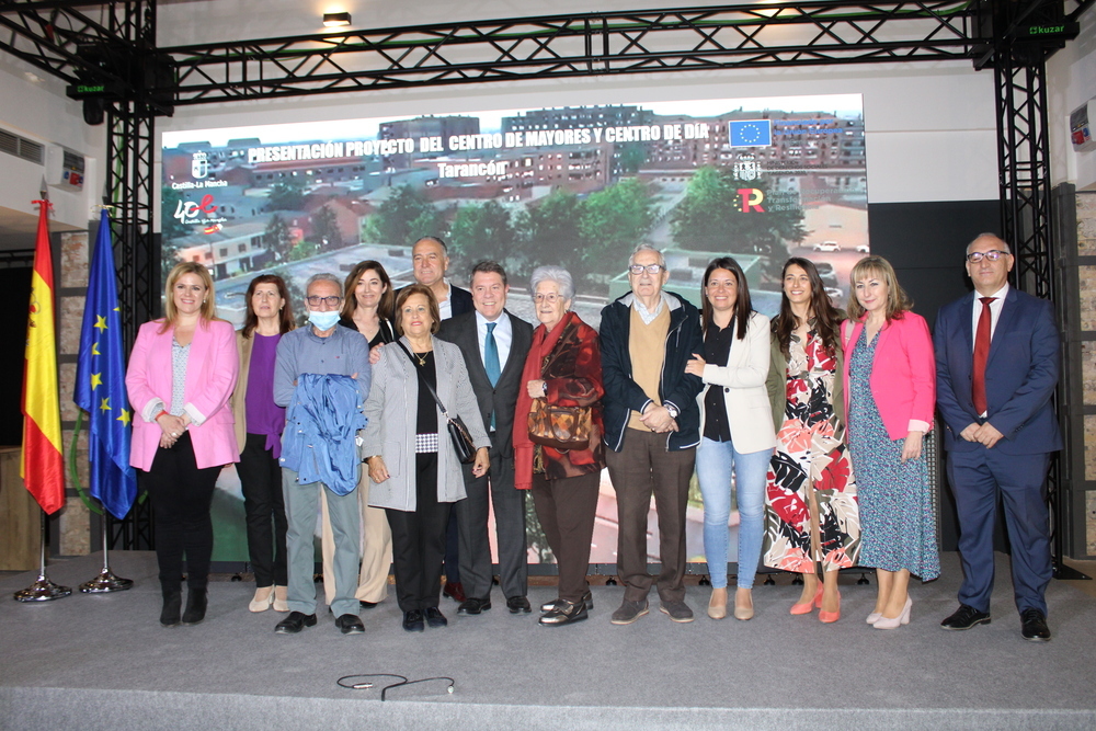 Autoridades y socios del centro de mayores, en el Mercado de las Artes Luisa Sigea en la presentación del nuevo proyecto.