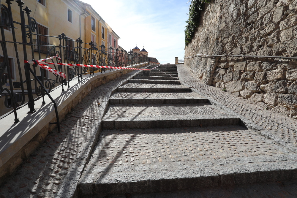 Realización de mechinales en el muro de la calle Alfonso VIII de la capital.