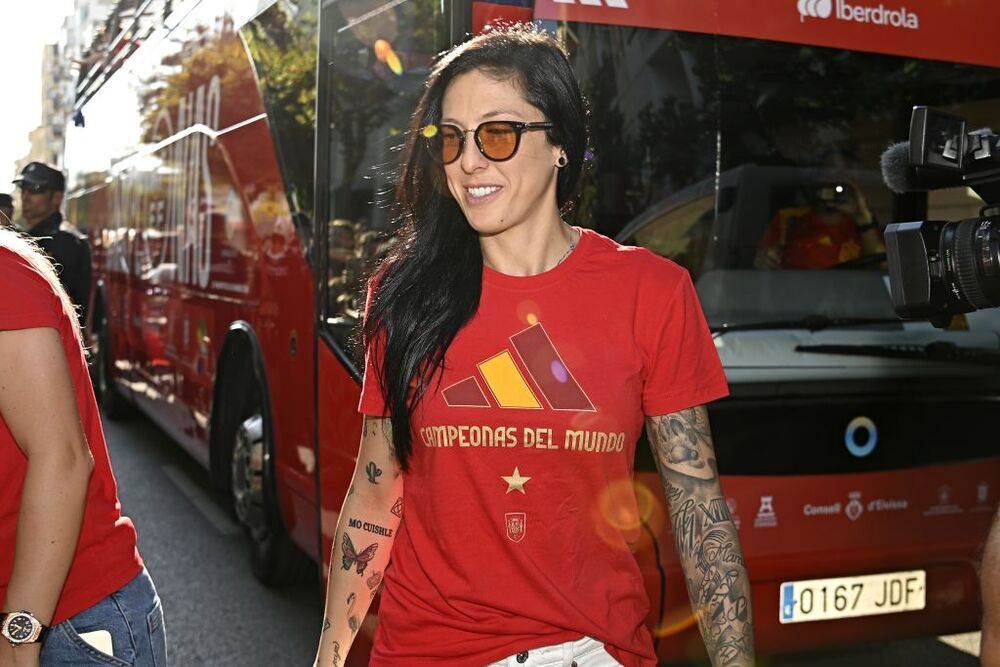 Jennifer Hermoso atiende a fans durante el recorrido del autobús de la Selección en Ibiza
