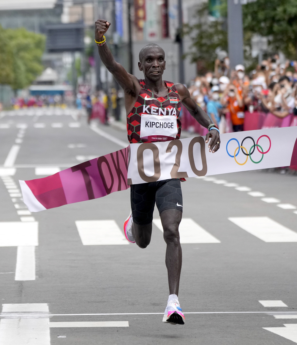 El atleta keniano Eliud Kipchoge al proclamarse vencedor del maratón de los Juegos Olímpicos de 2020 en Tokio, Japón. 