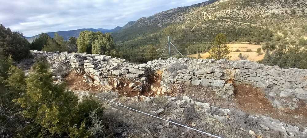 Se ha excavado la entrada de un búnker en Algarra y un segmento de la trinchera en Casas de Garcimolina