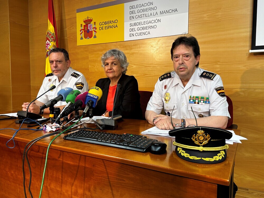 La subdelegada del Gobierno, en rueda de prensa junto al comisario de la Policía Nacional de Cuenca y el comisario jefe de la Brigada Central de Madrid.