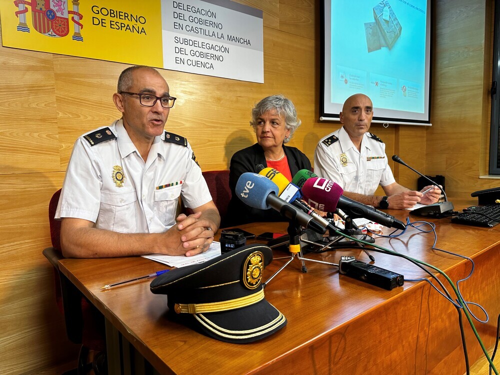La subdelegada del Gobierno, junto al jefe de la Brigada de Extranjería de Cuenca y el jefe del Grupo Operativo de Madrid.