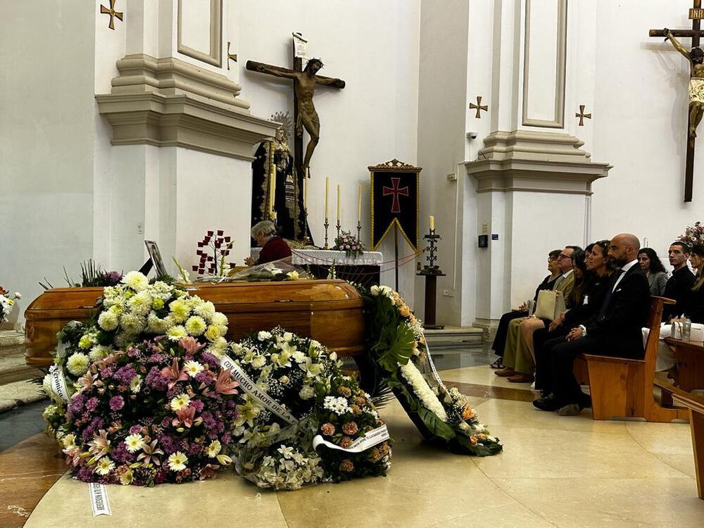 La iglesia de San Pedro acoge la misa funeral de Mari Carmen