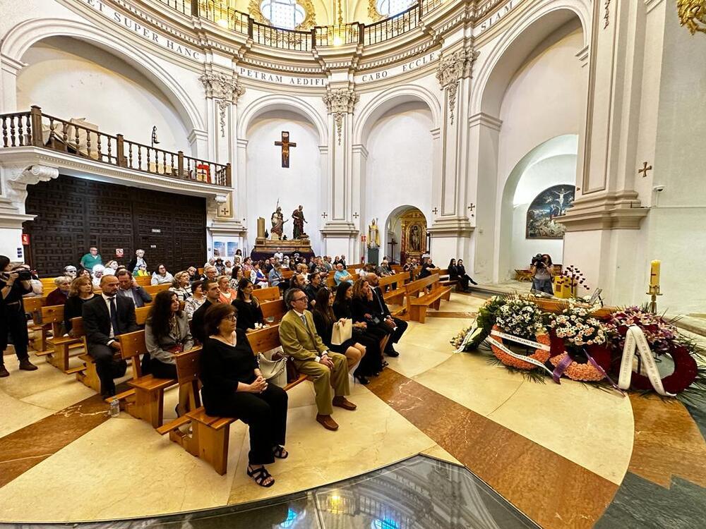 La iglesia de San Pedro acoge la misa funeral de Mari Carmen