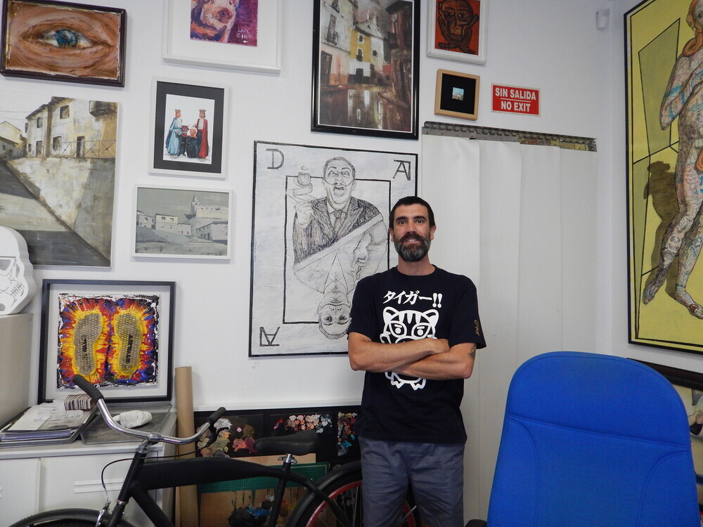 Diego Checa posa en su estudio con algunas de las obras realizadas por él mismo y que decoran las paredes del lugar