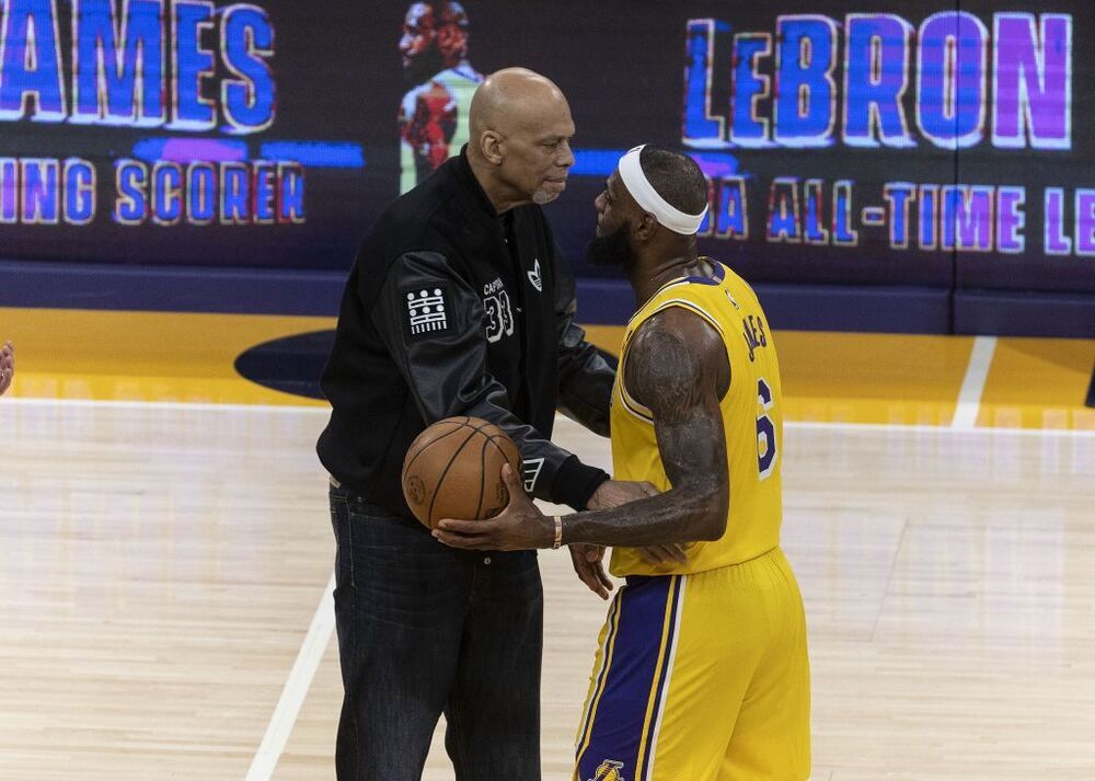  Kareem Abdul-Jabbar hace entrega del balón honorífico que constata el récord.