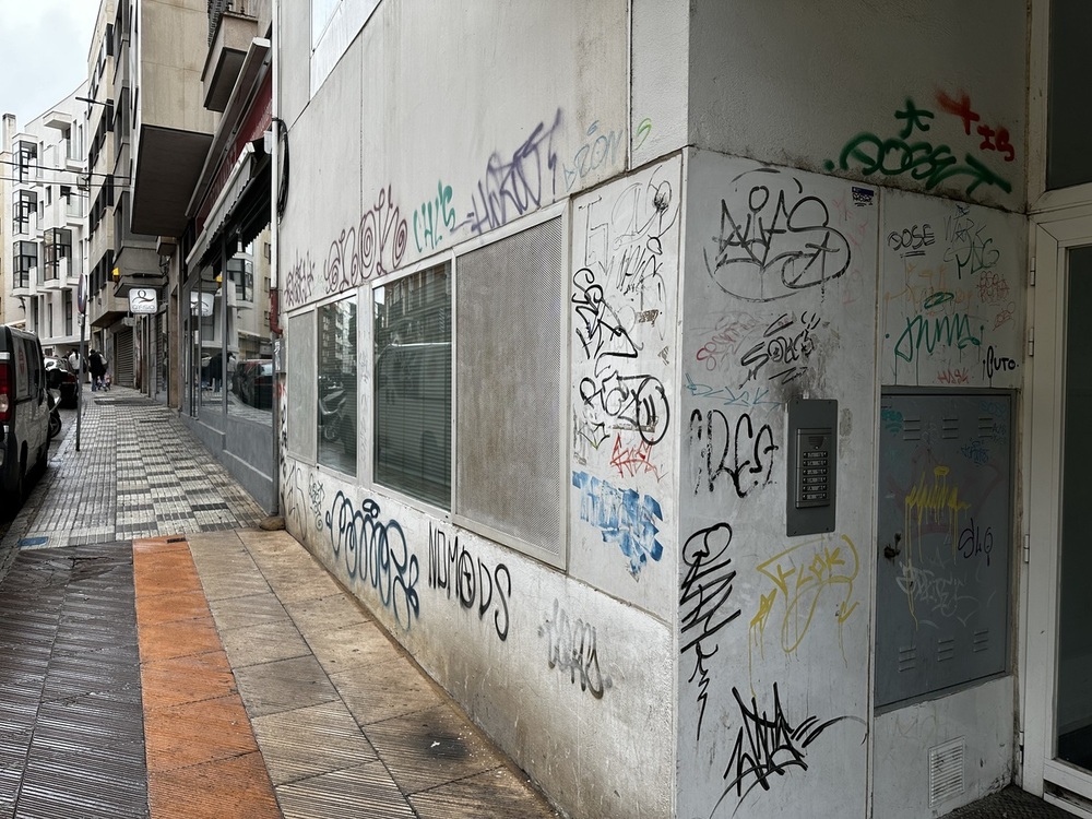 Los locales comerciales sin actividad se prolongan en el tiempo a lo largo de la céntrica calle Colón, sin que lleguen nuevos negocios para dar más vida a la zona.