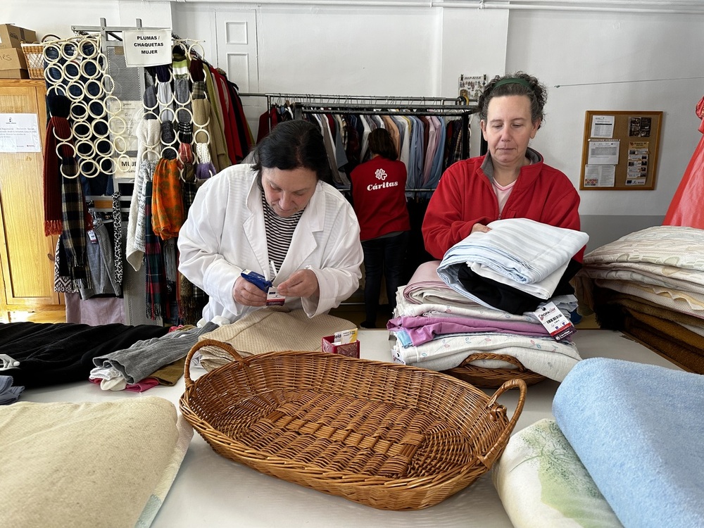 Dos de las alumnas trabajan en el taller de la línea de reciclaje de ropa.