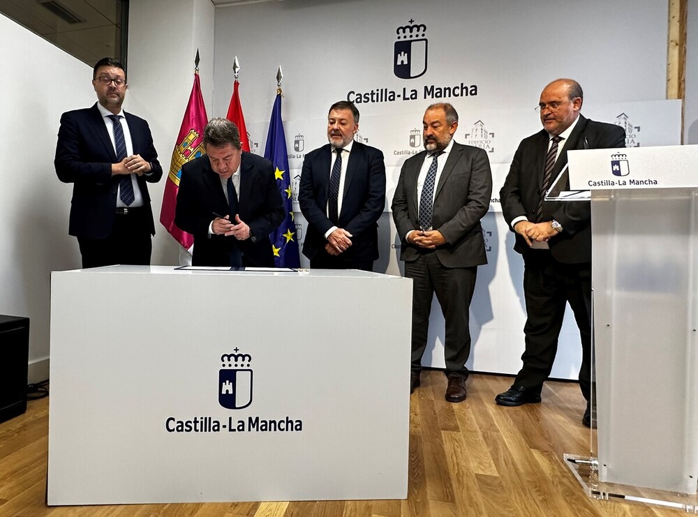 La firma del protocolo se ha desarrollado en la Delegación de la Junta en Cuenca, en el edificio Iberia.