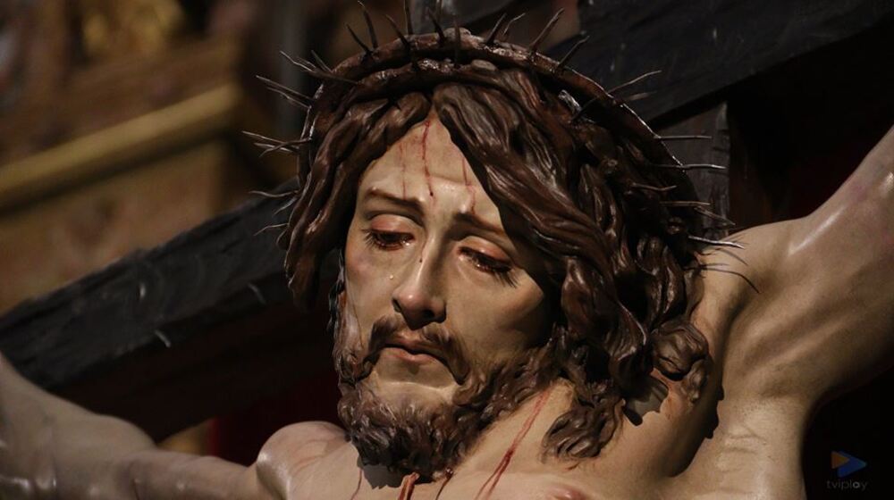 El Cristo de Burgos de la Cofradía de la Exaltación procesiona el Viernes Santo en Tarancón. 