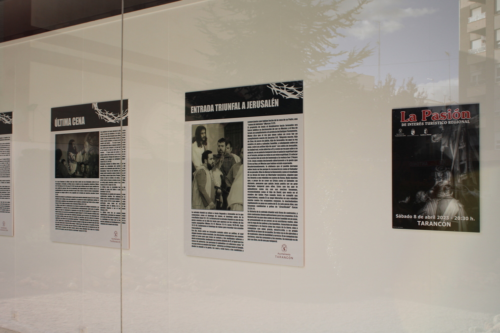 Detalle de la exposición de La Pasión Viviente, en el escaparate del auditorio municipal. 
