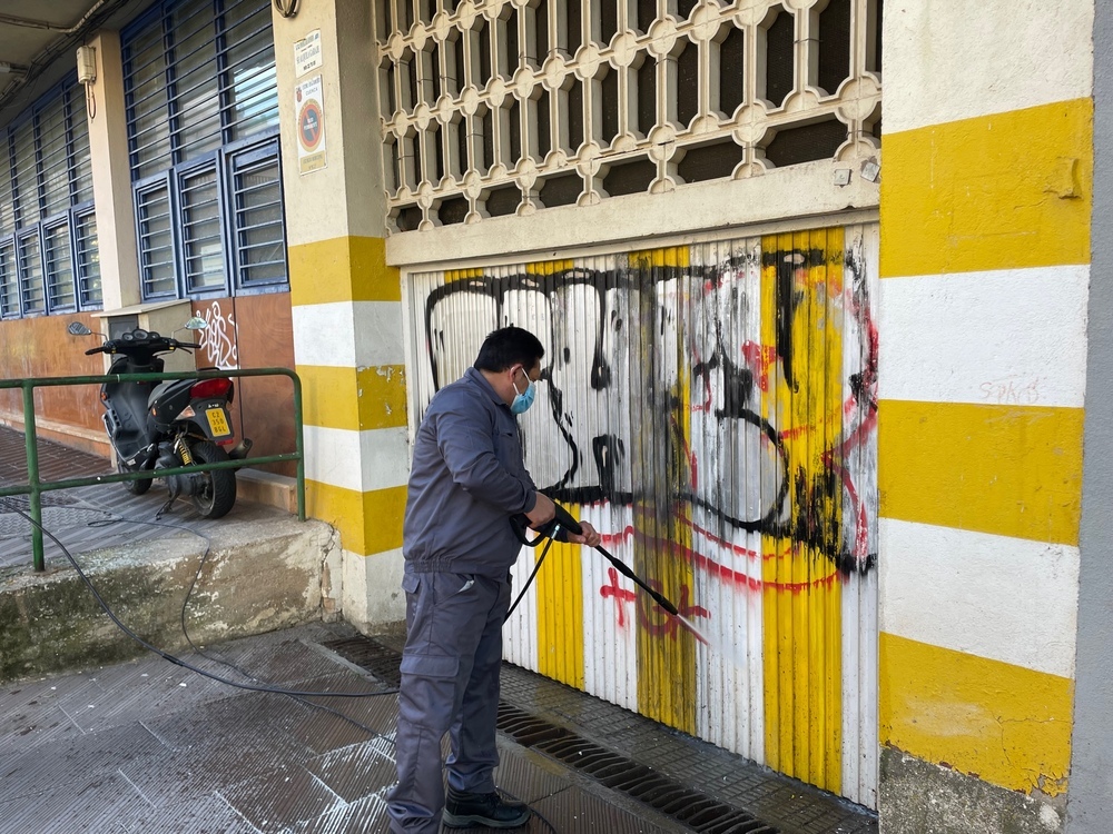 El Ayuntamiento prueba un nuevo sistema para eliminar grafitis