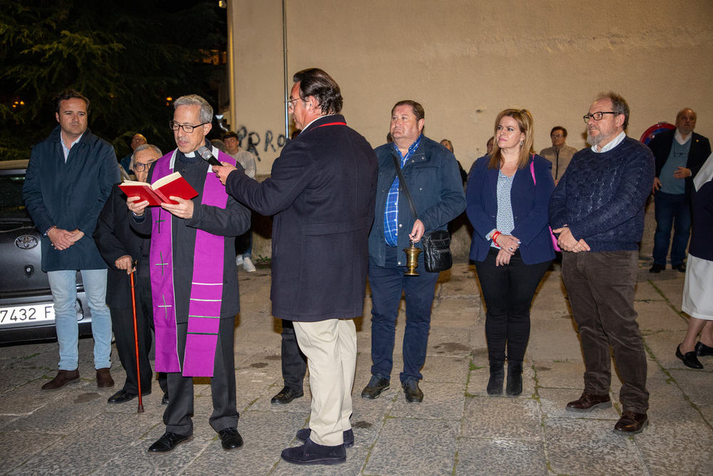 El Hospital de Santiago 'tiñe' su fachada de Semana Santa