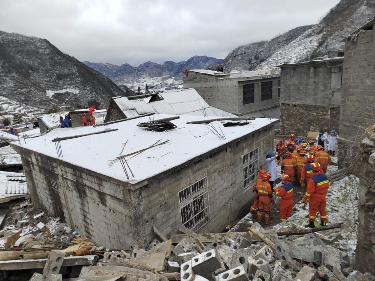 At least 47 people buried in landslide in China's Yunnan  / XINHUA / HU CHAO