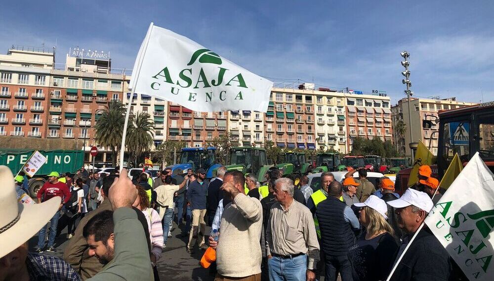 Un centenar de agricultores y ganaderos de Asaja Cuenca se manifestaron ayer en Valencia para denunciar la situación del campo