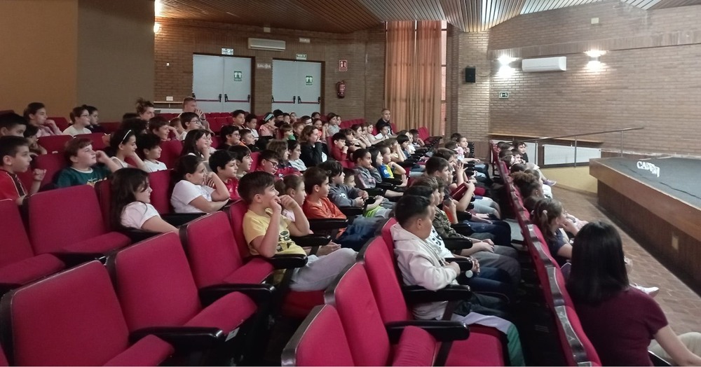 El auditorio de la Biblioteca recibió a decenas de niños de los distintos centros de la ciudad