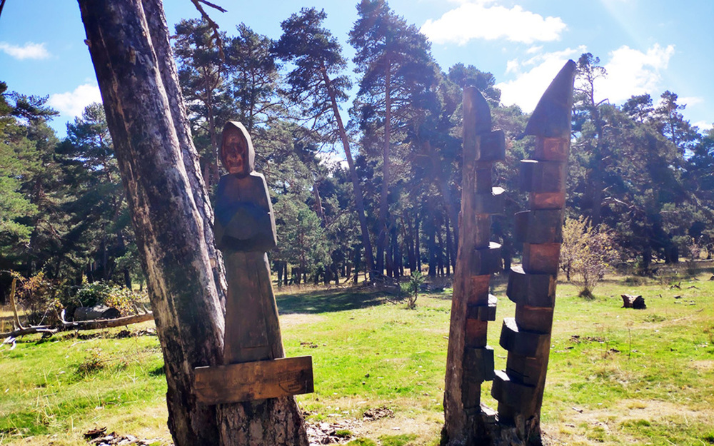 La parca, la representación de la muerte, escultura que da por finalizada esta peculiar ruta senderista con el objetivo de que el visitante ‘se asuste’ y vuelva sobre sus pasos.