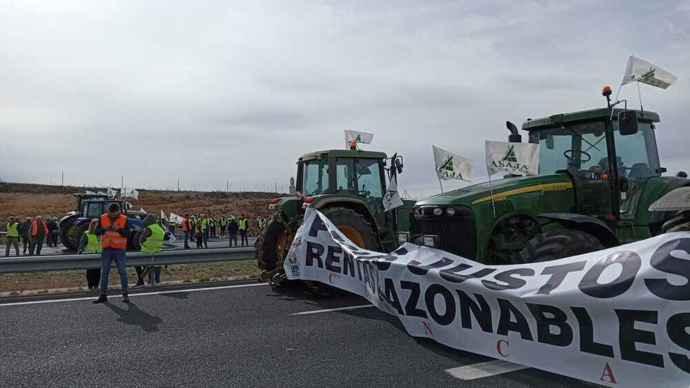 La A-43 permanece cortada por las protestas agrarias