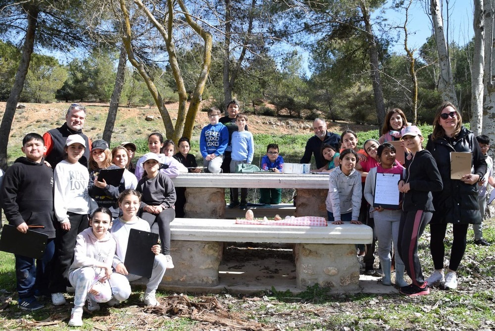 Los alumnos del Melchor Cano plantaron árboles en el camino Peña el Águila