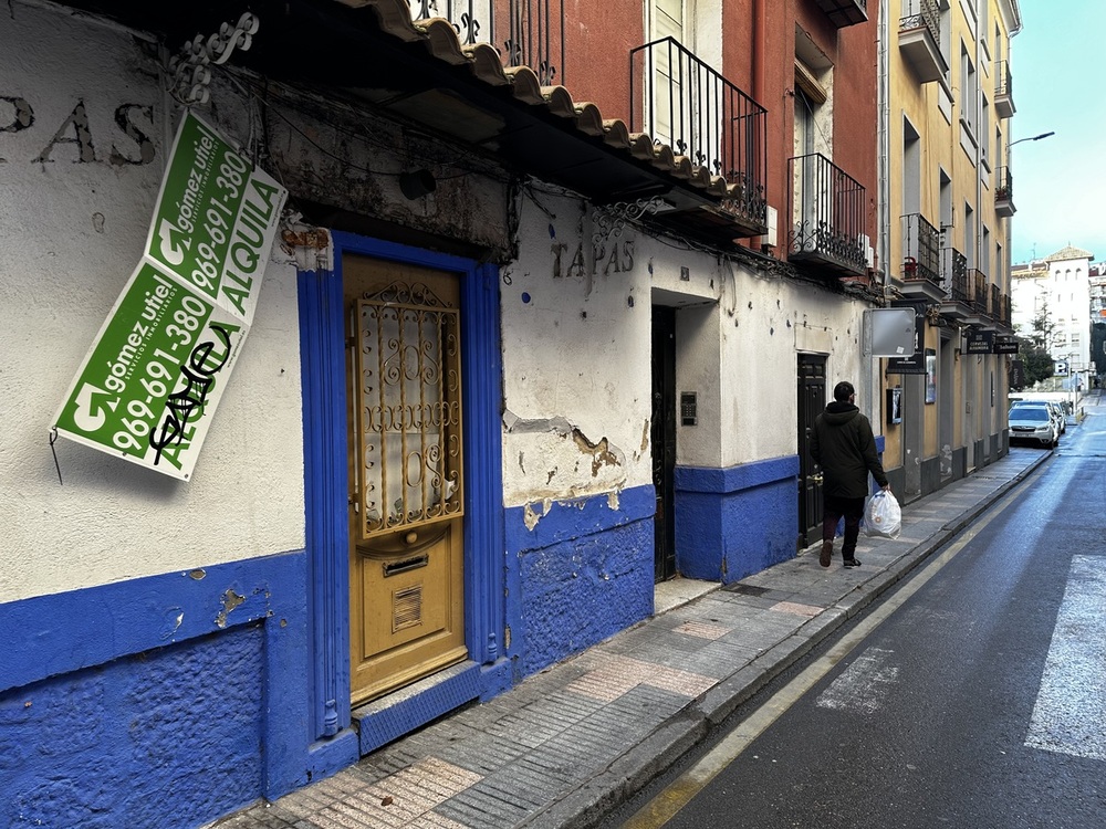 Esta evolución a la baja de los establecimientos hosteleros se puede apreciar, por ejemplo, en la calle Fray Luis de León.