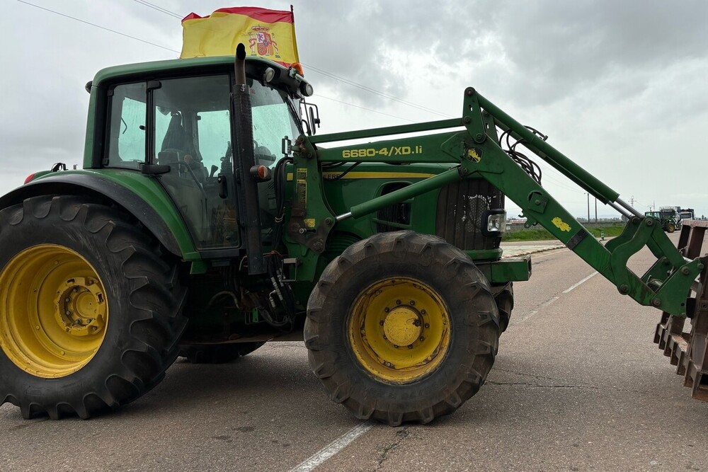 Un tractor corta una carretera en Alvarado (Badajoz)