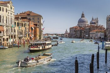 Italia prohíbe el paso de grandes barcos frente a Venecia
