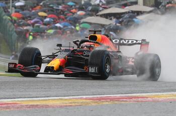 Verstappen reina en la lluvia de Spa en una alocada sesión