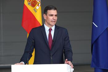 Sánchez revoluciona el Gobierno ascendiendo a Calviño y Bolaños