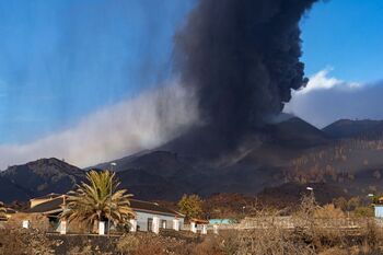La ceniza del volcán afecta al tráfico aéreo de Canarias
