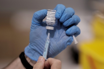 La tercera dosis de la vacuna se abre paso en Europa
