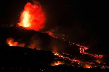Las explosiones del volcán aumentan y la lava se acelera