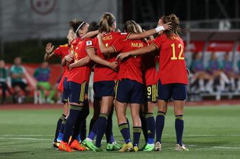 España apaga el fuego a base de goles