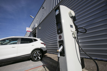 El alza de la gasolina «acelera» la venta de coches ecológicos