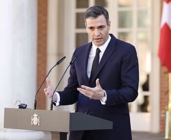 Sánchez pide al PP resolver su crisis interna 