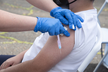 Las vacunas contra la COVID empezarán a aplicarse en septiembre