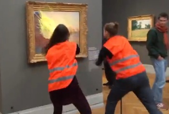 Dos activistas lanzan puré contra 'Los almiares' de Monet