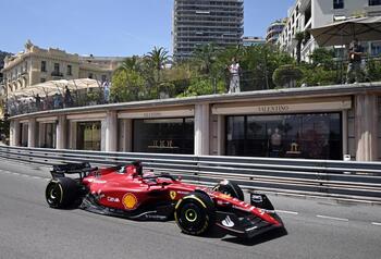 Leclerc lidera el doblete de Ferrari en el estreno en Mónaco